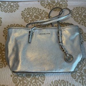 ⭐️MICHAEL Michael Kors Silver Should Bag